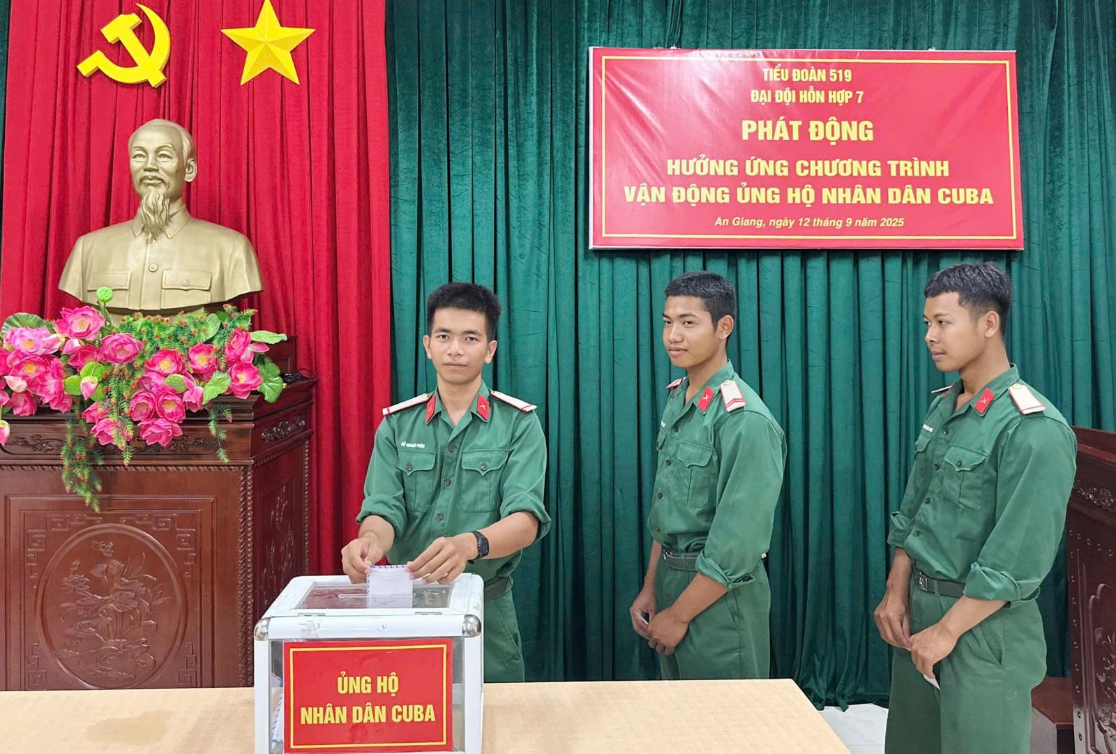 Cán bộ, chiến sĩ Trung đoàn 893 quyên góp ủng hộ Nhân dân Cuba