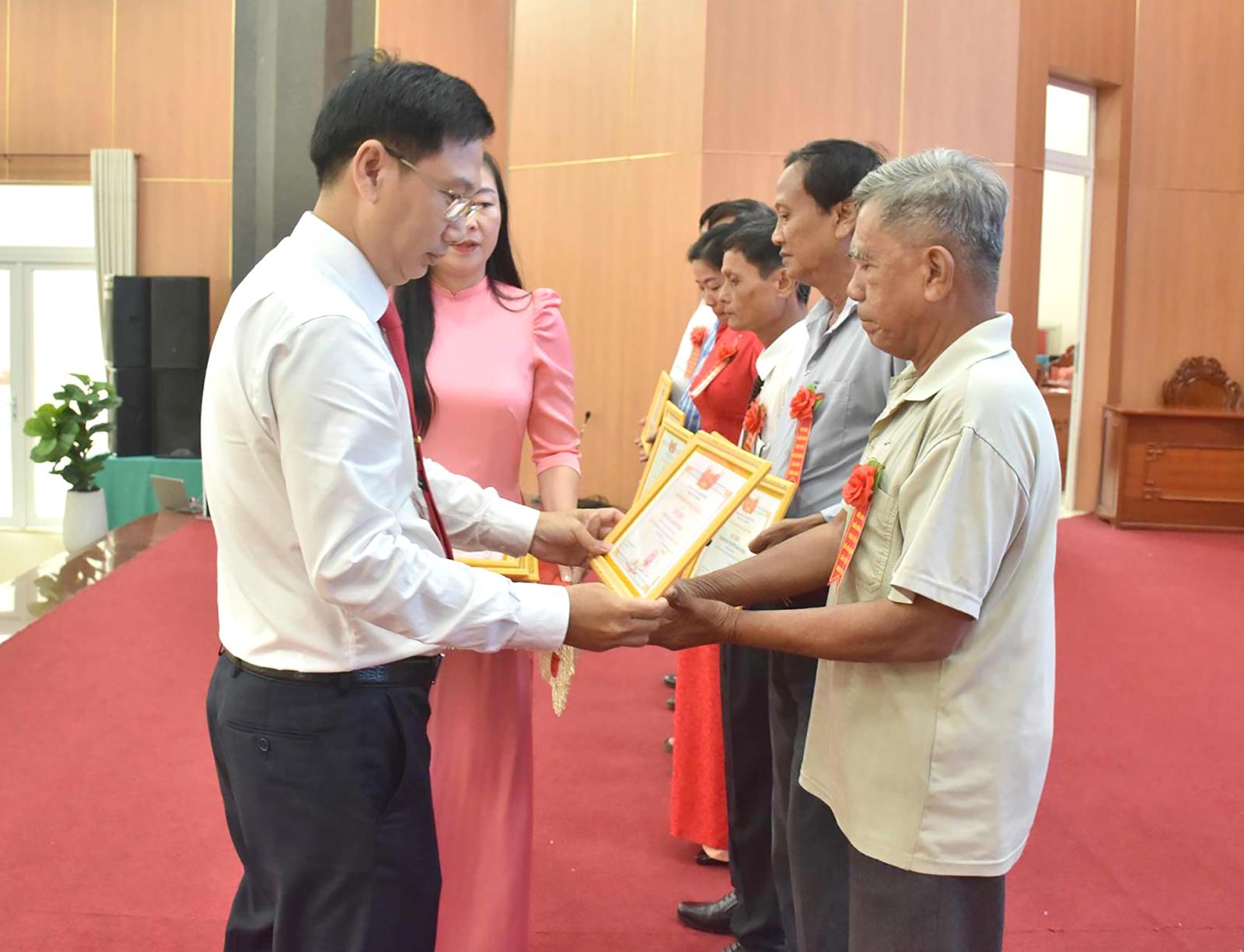 An Giang: Nhiều địa phương Hội nghị tuyên dương điển hình tiên tiến lần thứ I (2025 - 2030)