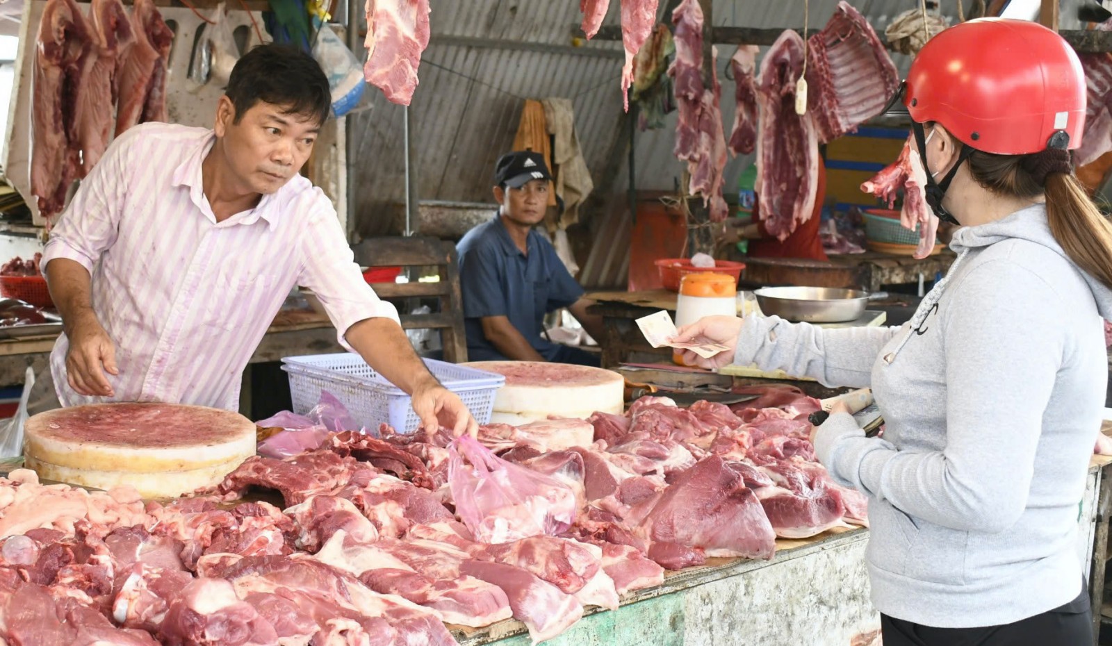 Cuối năm, chi tiêu chặt hơn