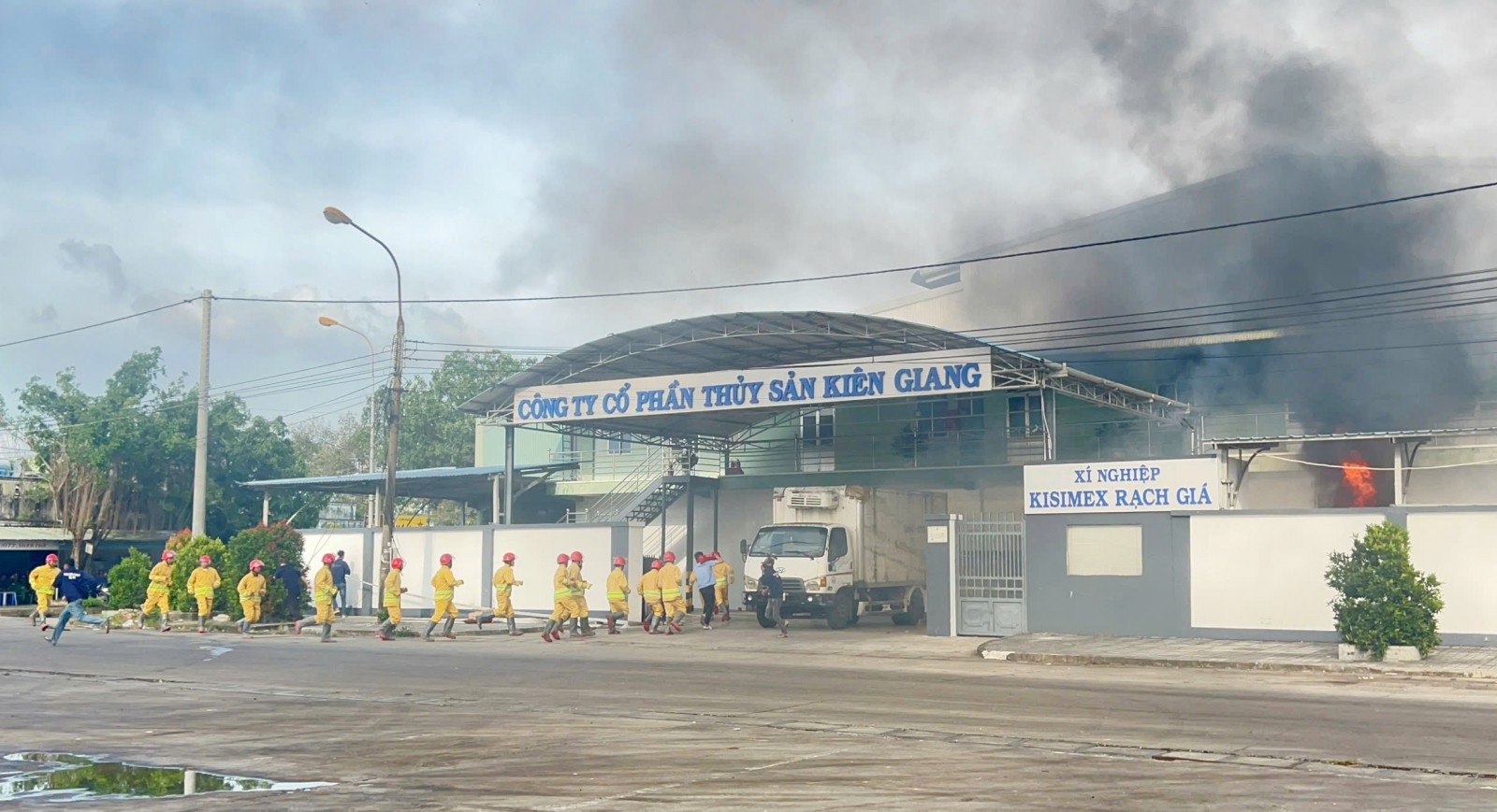 Diễn tập phương án chữa cháy và cứu nạn, cứu hộ tỉnh An Giang năm 2025 Tình huống giả định được diễn ra tại xí nghiệp ở cảng cá