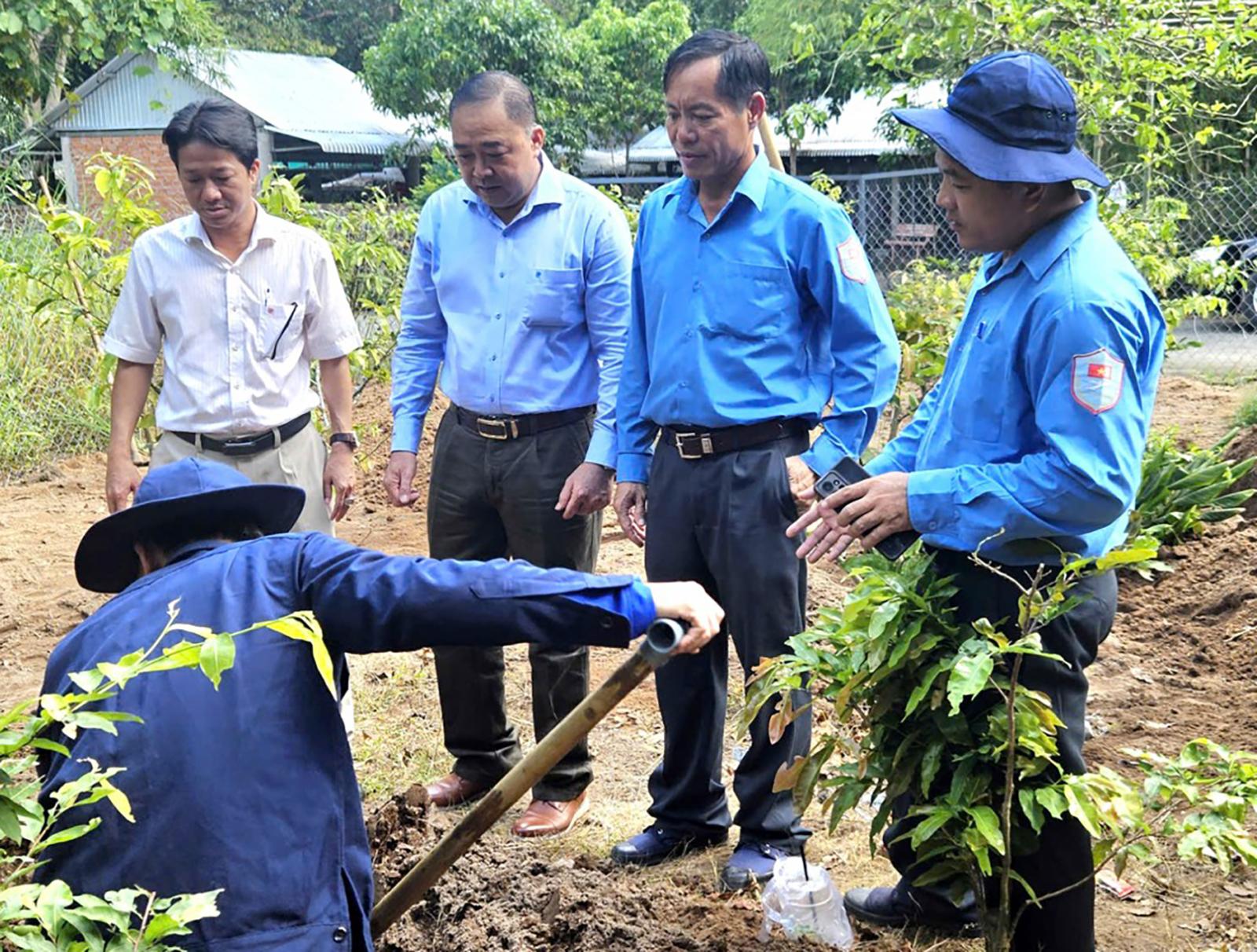 Lãnh đạo xã Ba Chúc thăm, động viên Đội K93 đang tìm kiếm, quy tập hài cốt liệt sĩ