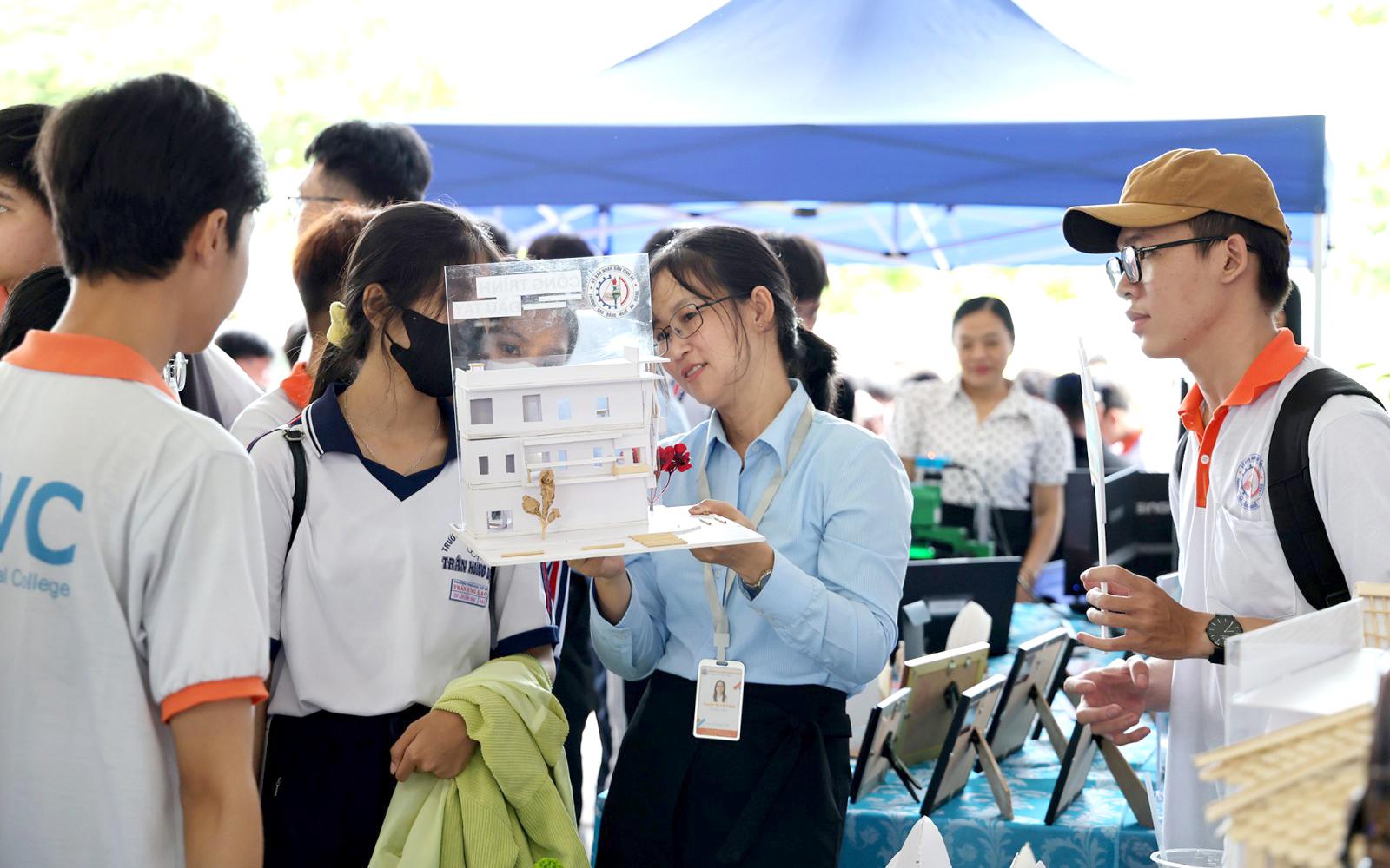 Trên 3.000 học sinh, sinh viên tham gia sự kiện “Chuyến xe hướng nghiệp Đức”