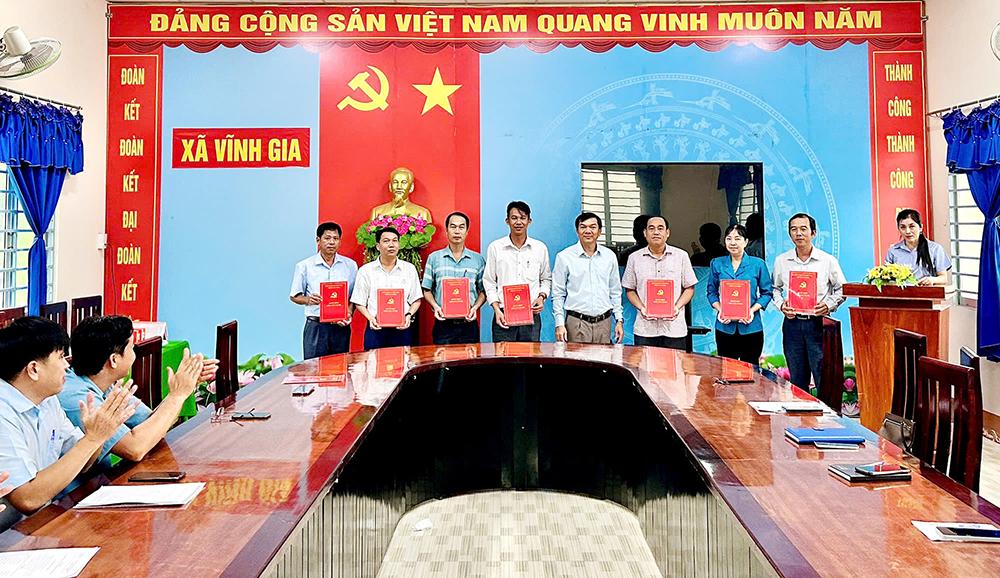 Vĩnh Gia công bố quyết định thành lập Đảng bộ UBND xã