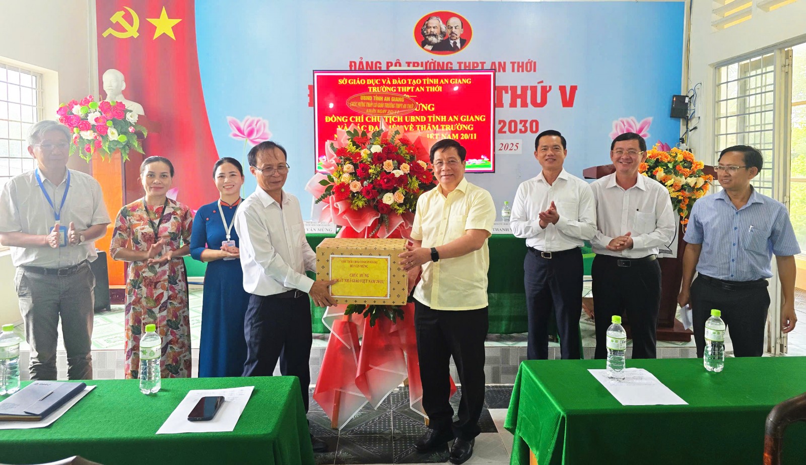 Chủ tịch UBND tỉnh An Giang Hồ Văn Mừng thăm, chúc mừng Ngày Nhà giáo Việt Nam tại Phú Quốc