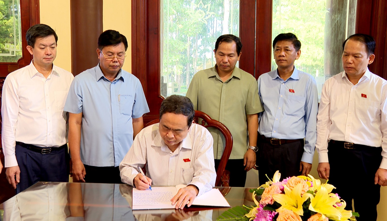 Chủ tịch Quốc hội Trần Thanh Mẫn dâng hương tại đền thờ Chủ tịch Tôn Đức Thắng