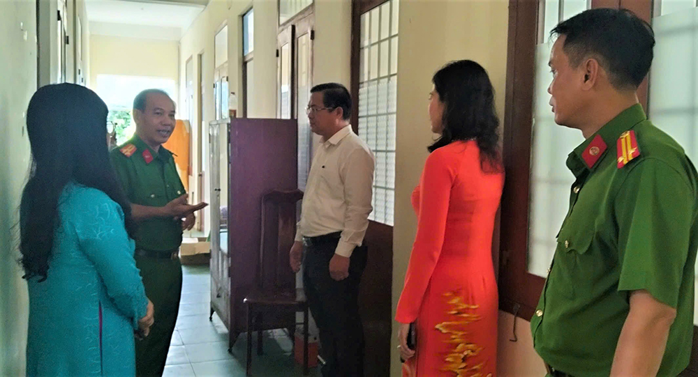 Bí thư Đảng ủy, Chủ tịch HĐND phường Long Xuyên Huỳnh Quốc Thái thăm, kiểm tra tình hình hoạt động của Công an phường và Ban Chỉ huy Quân sự phường sau sắp xếp