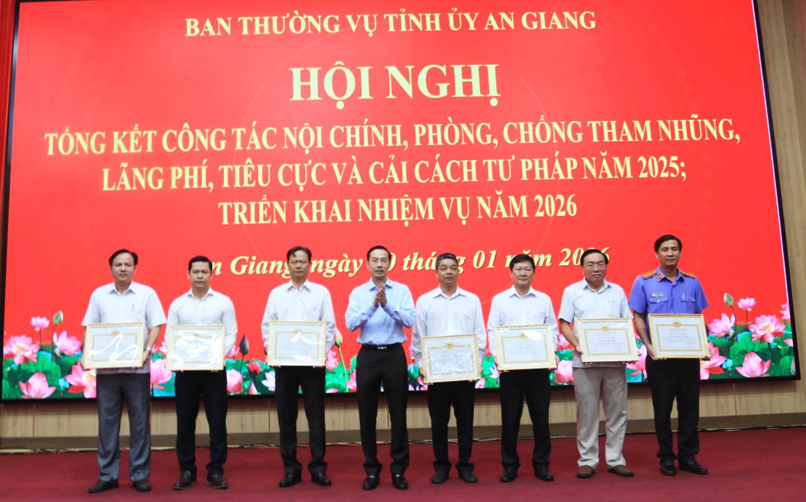 Đồng ch&iacute; Nguyễn Thanh Nh&agrave;n, Ph&oacute; B&iacute; thư Thường trực Tỉnh ủy, Chủ tịch HĐND tỉnh trao giấy khen