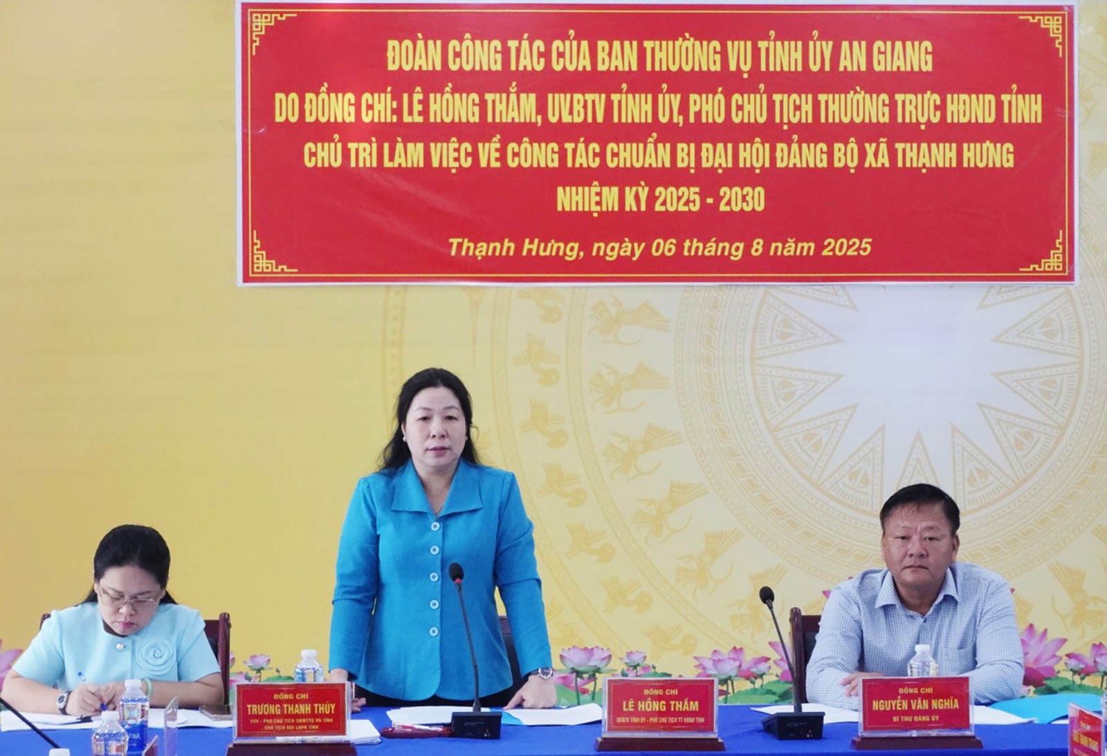 Đồng chí Lê Hồng Thắm làm việc với xã Thạnh Hưng, Hòa Hưng về công tác chuẩn bị đại hội đảng bộ xã