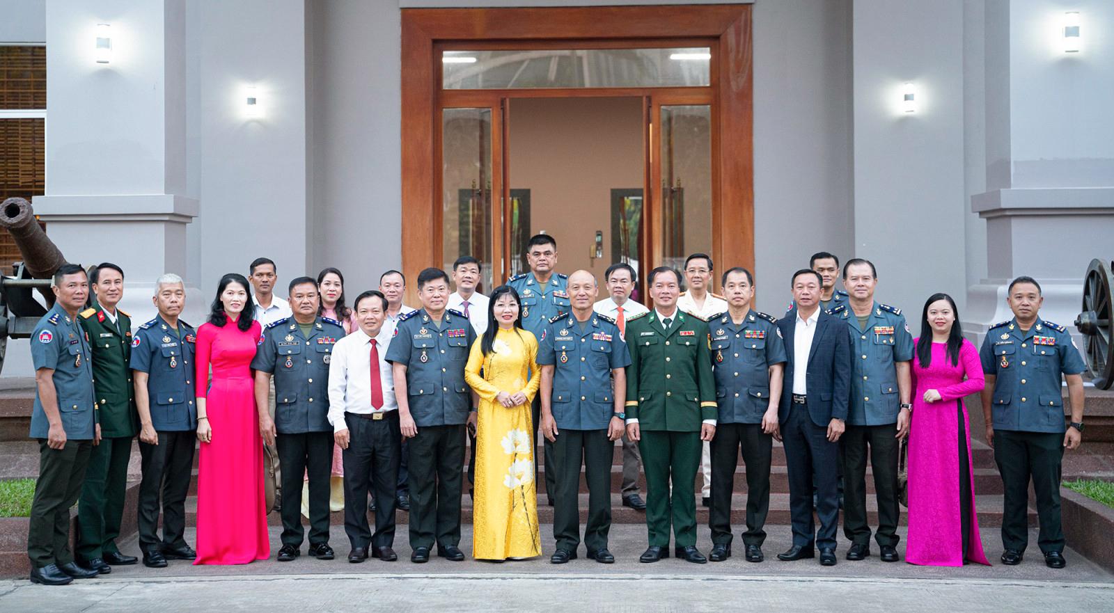 Đồng chí Trần Thị Thanh Hương chúc Tết Chôl Chnăm Thmây tại Bộ Tư lệnh Hiến binh - Quân đội Hoàng gia Campuchia