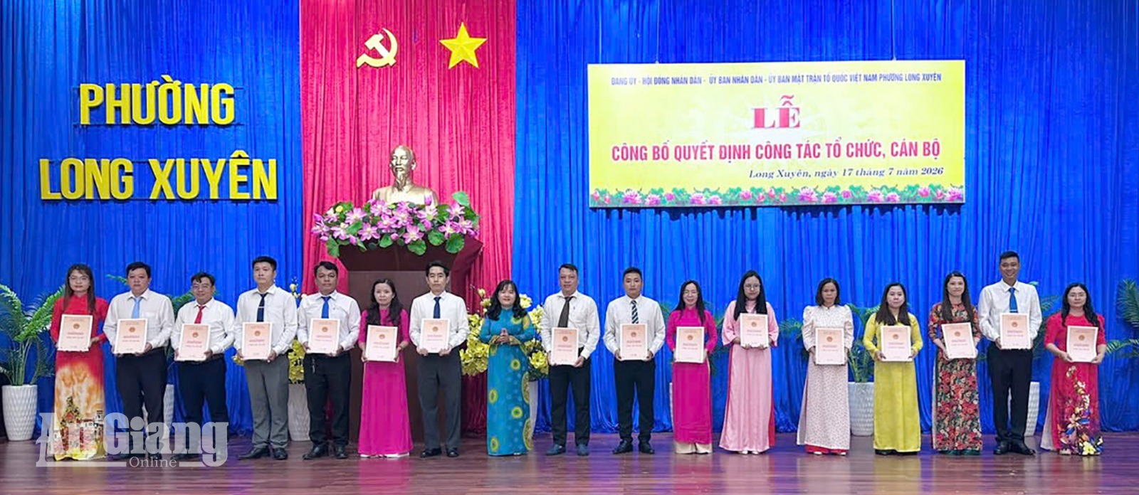 Phó Bí thư Đảng ủy, Chủ tịch UBND phường Đoàn Thị Hương Hà trao Quyết định về việc chỉ định Trưởng khóm lâm thời