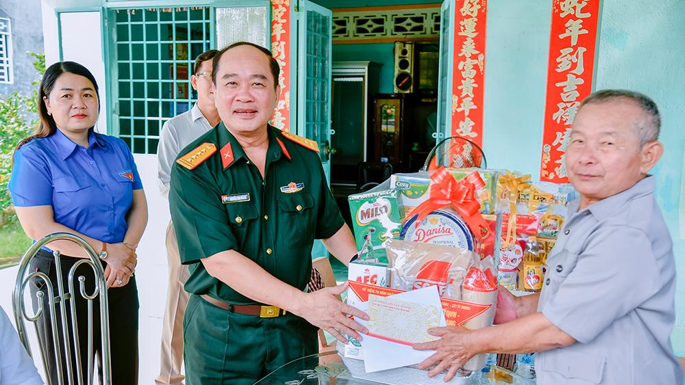 Chỉ huy trưởng Bộ Chỉ huy Quân sự tỉnh An Giang thăm gia đình chính sách xã Giang Thành và Vĩnh Điều