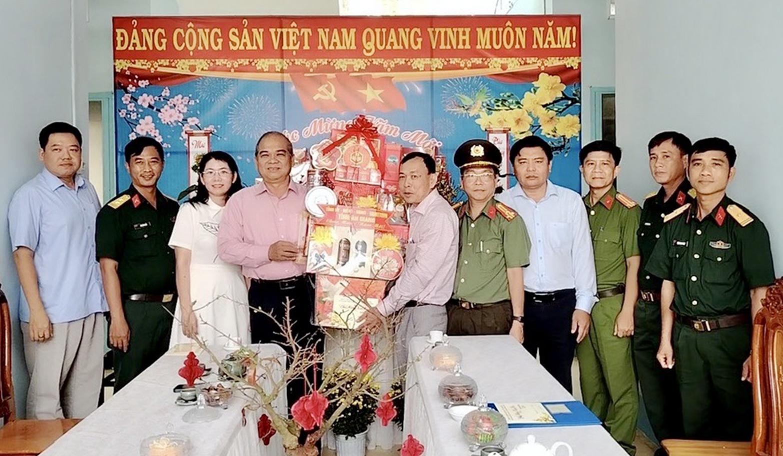 Đoàn công tác tỉnh An Giang chúc tết xã Phú Hữu
