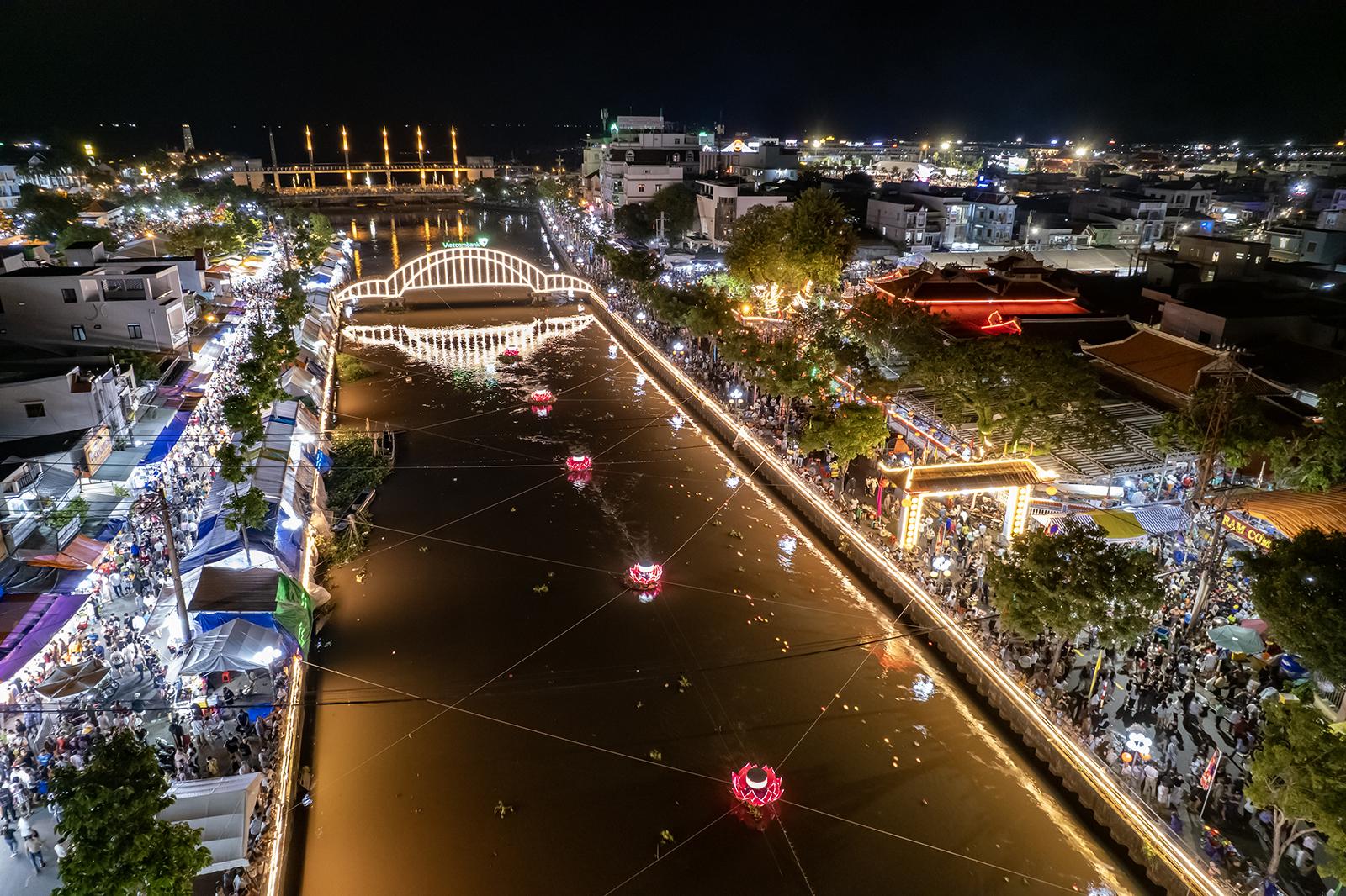 Hàng ngàn hoa đăng lung linh tỏa sáng trên sông Kiên