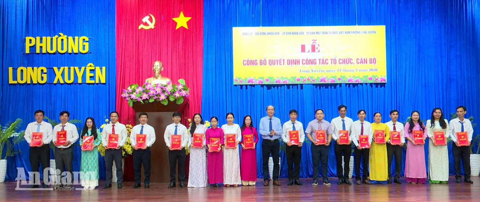 Đồng chí Lâm Quang Thi, Tỉnh ủy viên, Bí thư Đảng ủy, Chủ tịch HĐND phường trao Quyết định chỉ định Chi ủy, Bí thư, Phó Bí thư các chi bộ trực thuộc, nhiệm kỳ 2025-2030