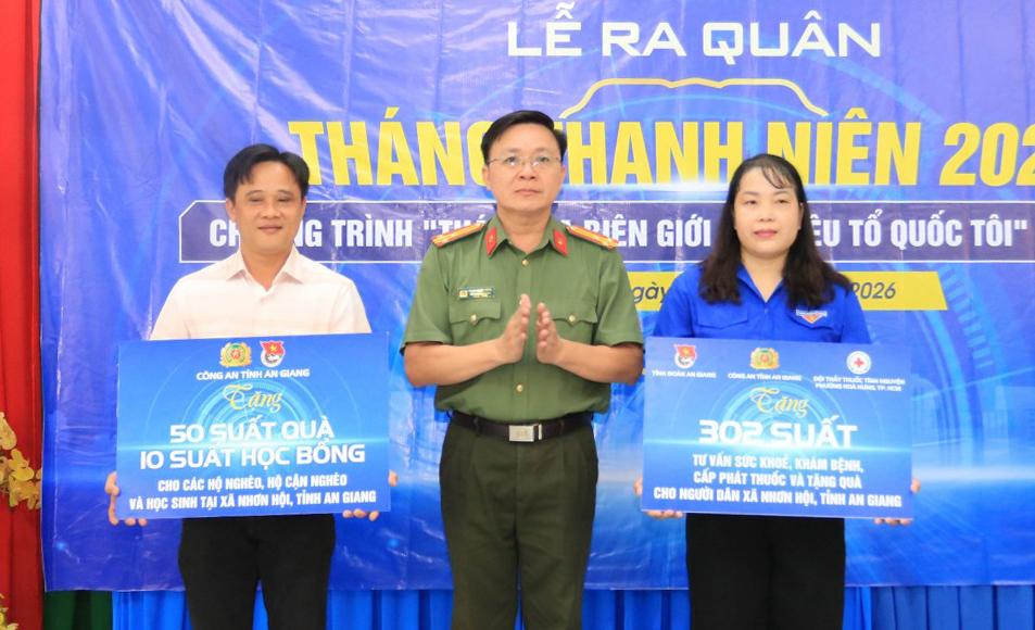 Trao bảng tượng trưng hỗ trợ suất học bổng, tư vấn sức khỏe