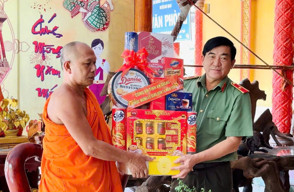 Thiếu tướng Nguyễn Văn Hận, Ủy viên Ban thường vụ Tỉnh ủy, Giám đốc Công an tỉnh tặng quà chùa Cà Nhung