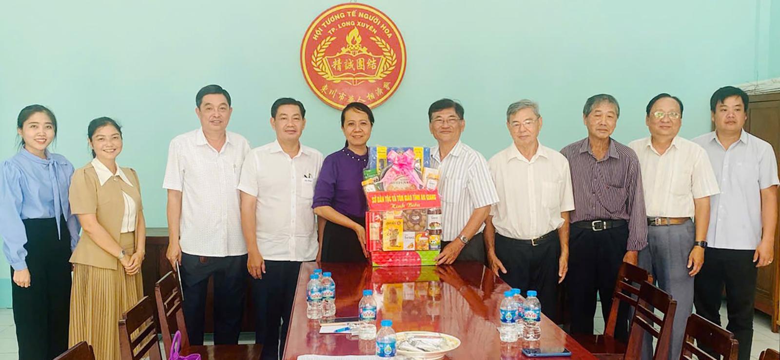 Sở Dân tộc và Tôn giáo tỉnh An Giang thăm, tặng quà Hội Tương tế người Hoa