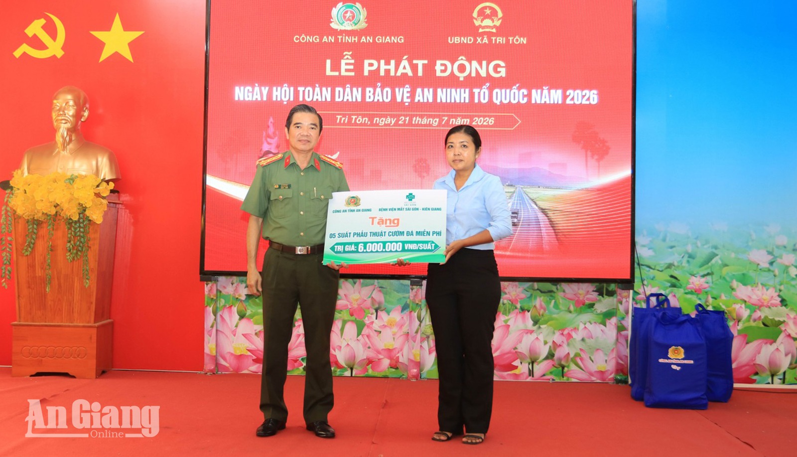 Đại tá Lê Văn Quý, Phó Giám đốc Công an tỉnh trao bảng tượng trưng tặng 5 suất mổ mắt (cườm đá) miễn phí