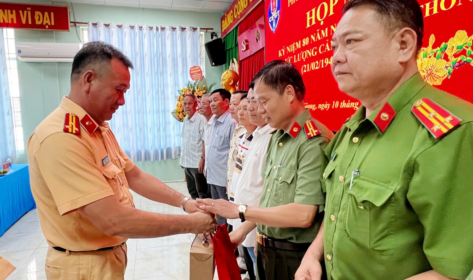 Trao quà cho các đại biểu nguyên lãnh đạo Phòng CSGT qua các thời kỳ 