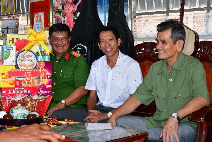 Các địa phương tổ chức thăm, tặng quà gia đình chính sách tiêu biểu