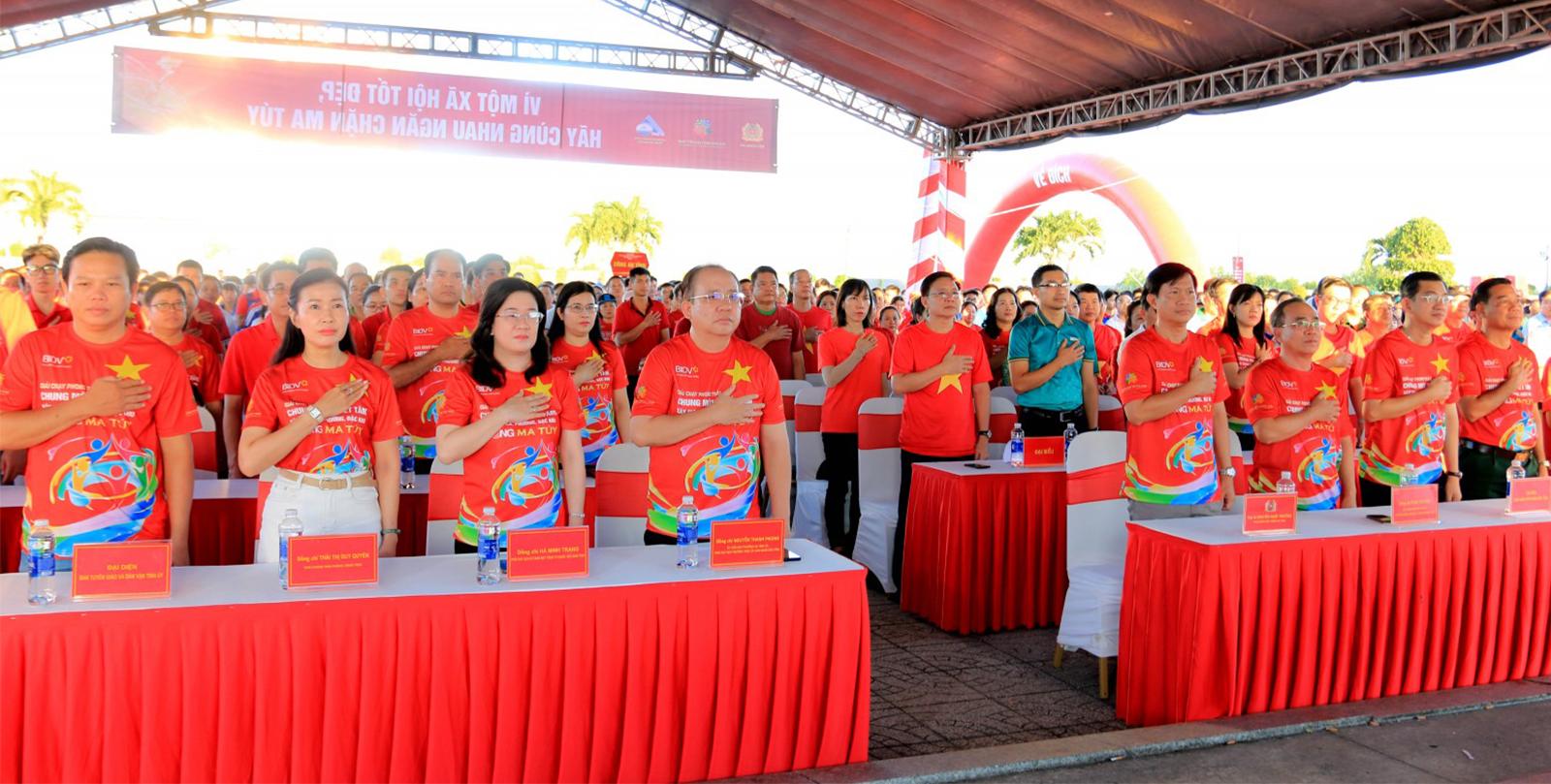 Đại biểu thực hiện nghi thức tưởng niệm các anh hùng, liệt sĩ, các cán bộ, chiến sĩ đã anh dũng hy sinh trên mặt trận đấu tranh phòng, chống tội phạm ma túy.