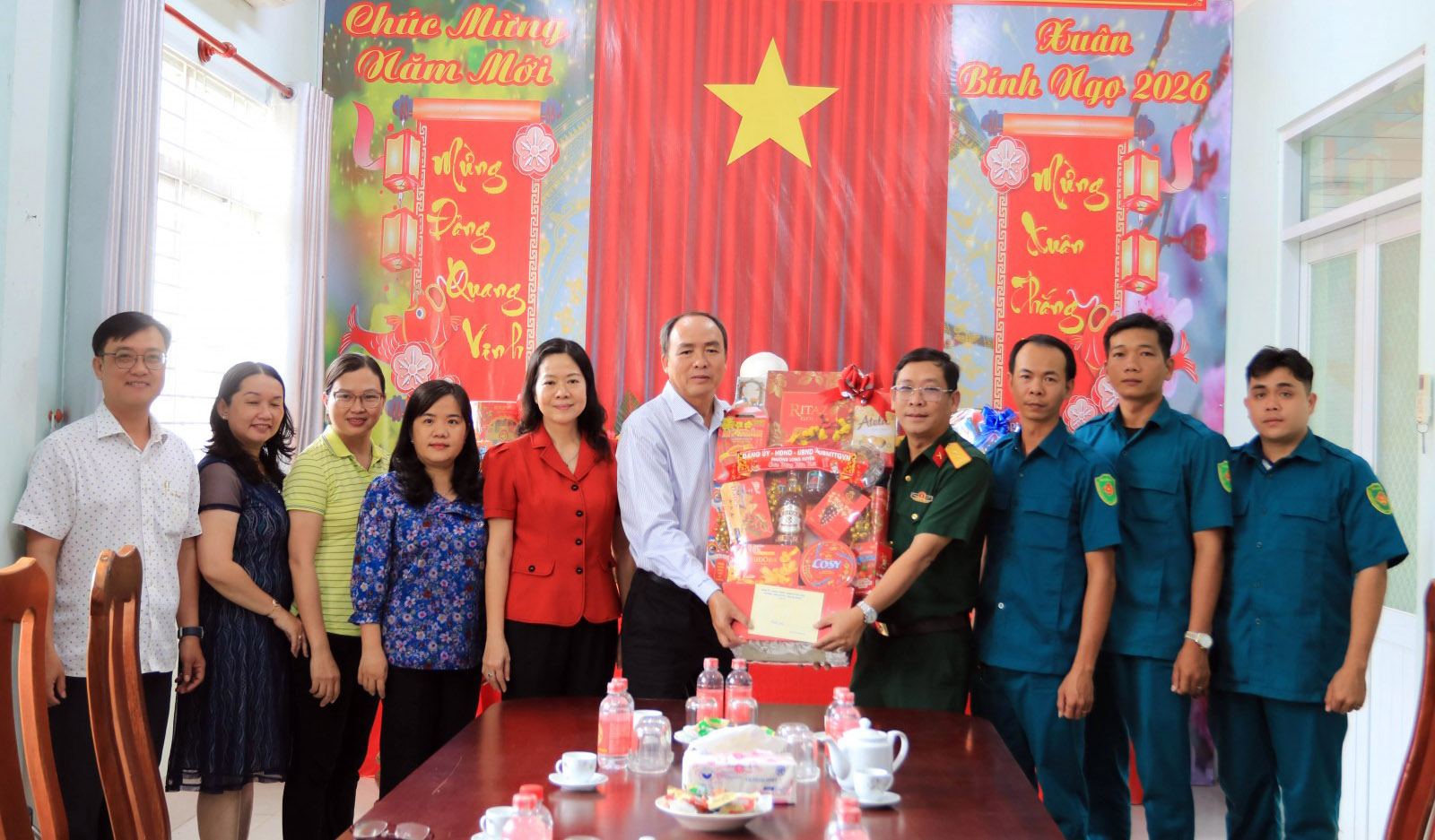 Thường trực Đảng ủy phường Long Xuyên chúc tết các đồng chí nguyên lãnh đạo và lực lượng vũ trang Thăm tặng quà Ban Chỉ huy Quân sự phường