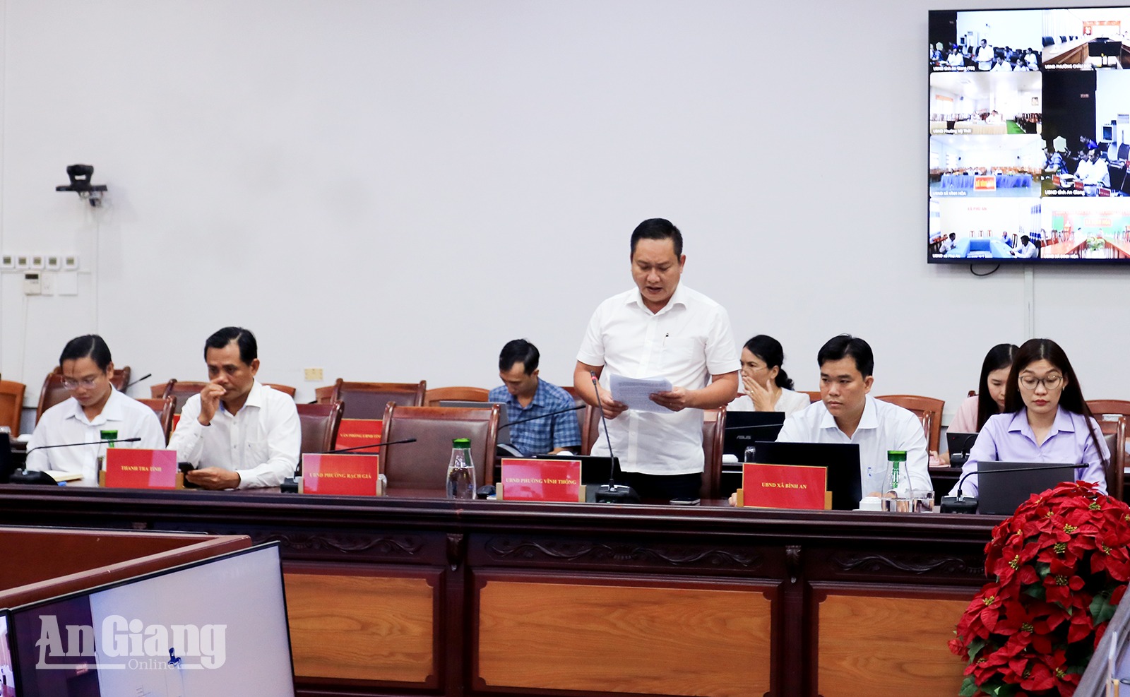 Đại biểu tham dự phát biểu tham luận