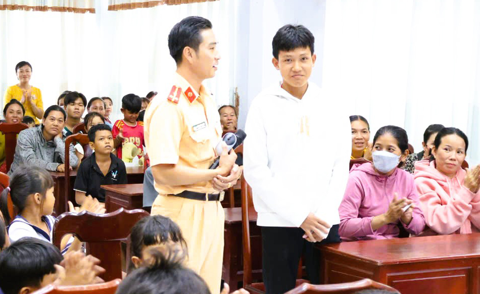 Tuyên truyền pháp luật, tặng quà cho hộ khó khăn, học sinh vượt khó học giỏi phường Hà Tiên