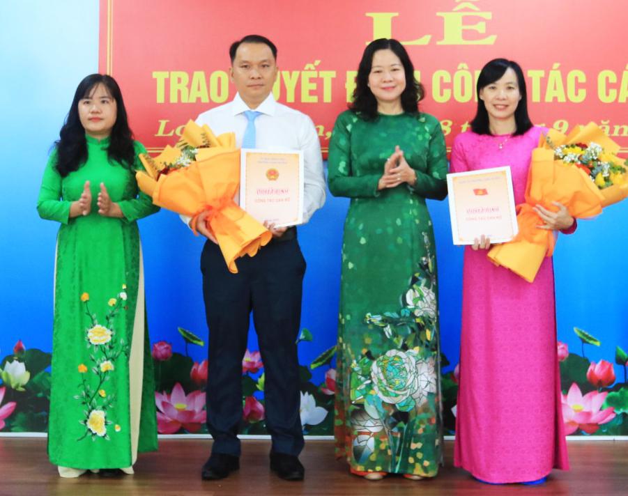 Phường Long Xuyên trao quyết định công tác cán bộ Trao quyết định điều động bổ nhiệm và giao quyền cho 2 cán bộ