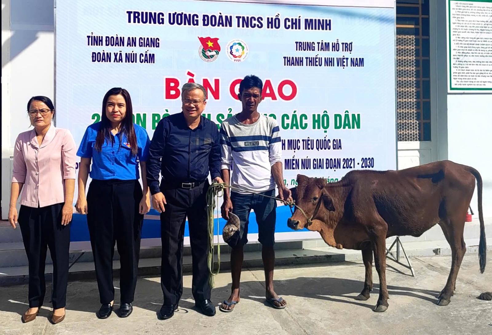 Trung tâm Hỗ trợ thanh, thiếu nhi Việt Nam hỗ trợ sinh kế cho đồng bào dân tộc Khmer tại An Giang
