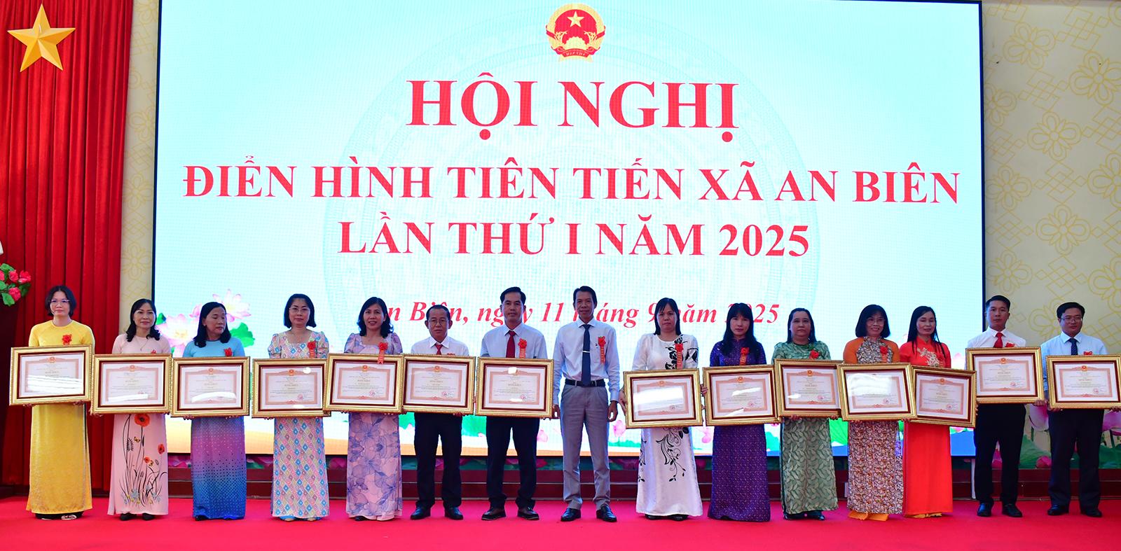 Xã An Biên tuyên dương các điển hình tiên tiến