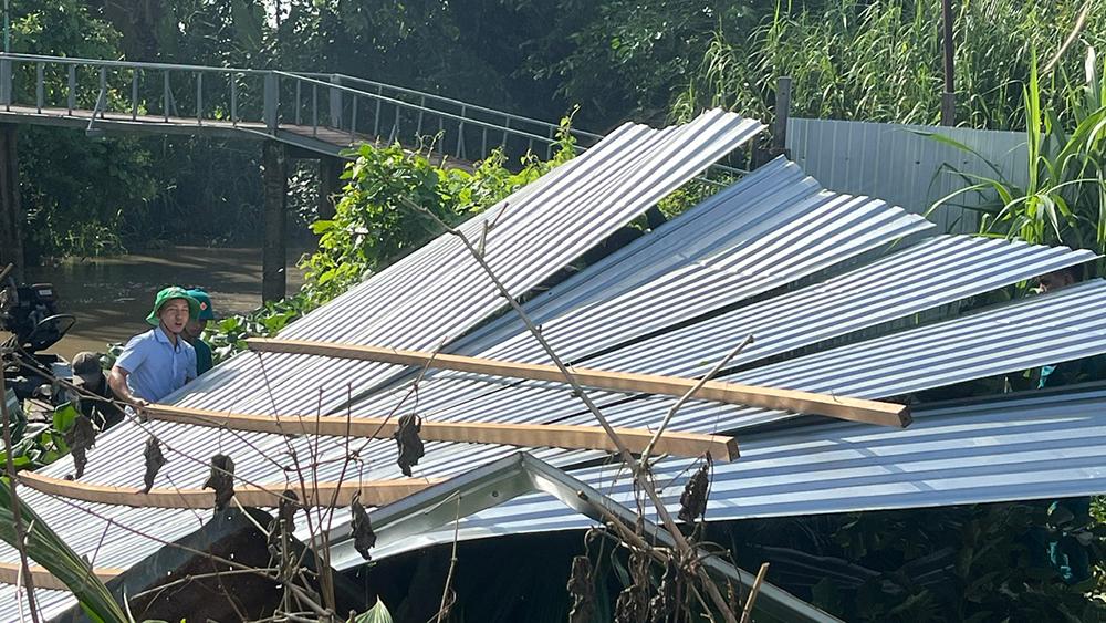 Xã Phú Hòa hỗ trợ các hộ dân bị ảnh hưởng bão số 3