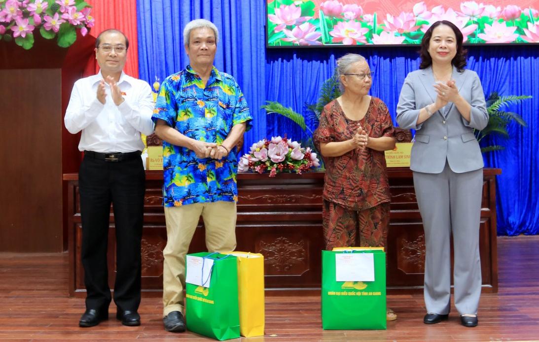 Ủy viên Trung ương Đảng, Phó Chủ tịch nước Võ Thị Ánh Xuân tặng quà cho 2 hộ gia đình chính sách tại buổi tiếp xúc cử tri