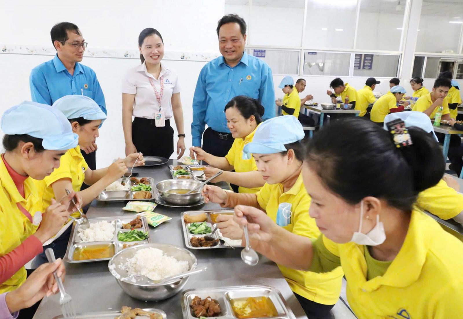 Gần 1.000 đoàn viên, người lao động thưởng thức “Bữa cơm Công đoàn”
