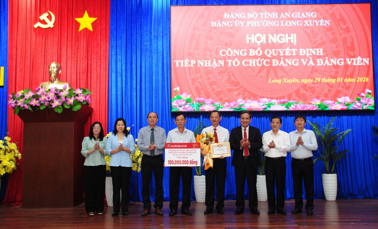 Đảng bộ Agribank trao bảng tượng trưng ủng hộ c&ocirc;ng t&aacute;c an sinh x&atilde; hội