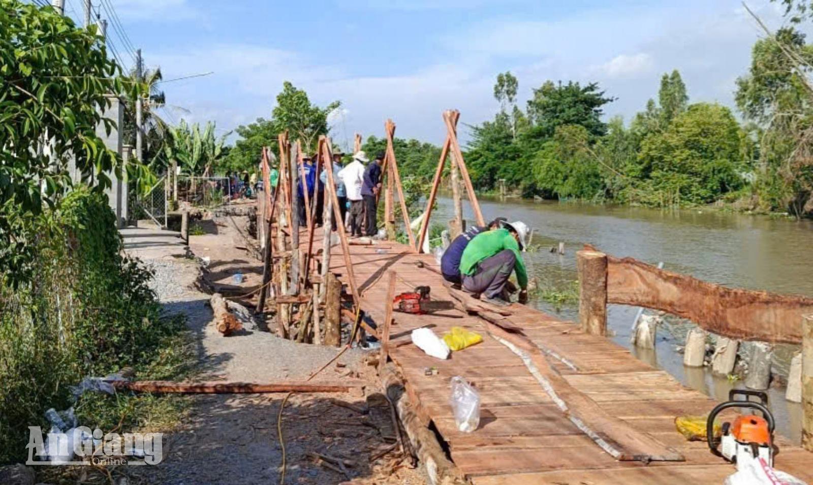 Xã Phú Hòa hoàn thành cầu tạm qua điểm sạt lở