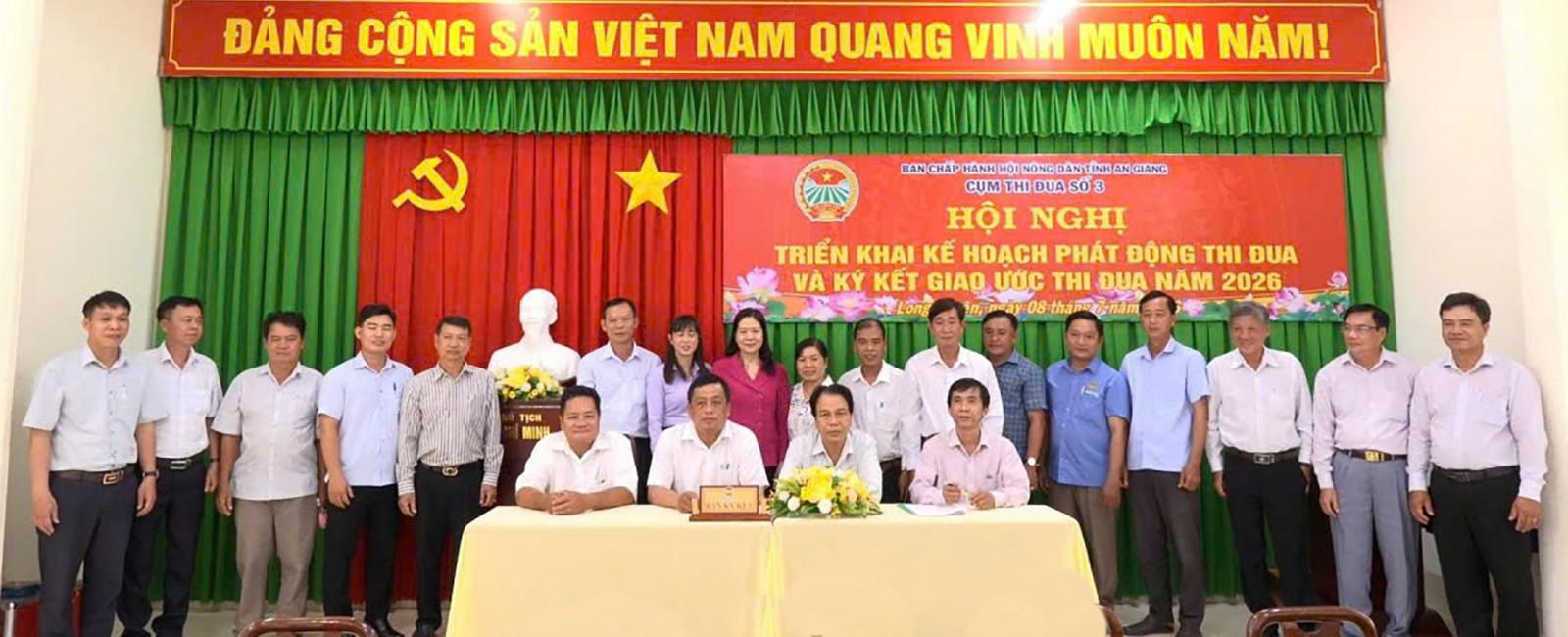 Hội nông dân cụm thi đua số 3 ký kết giao ước thi đua