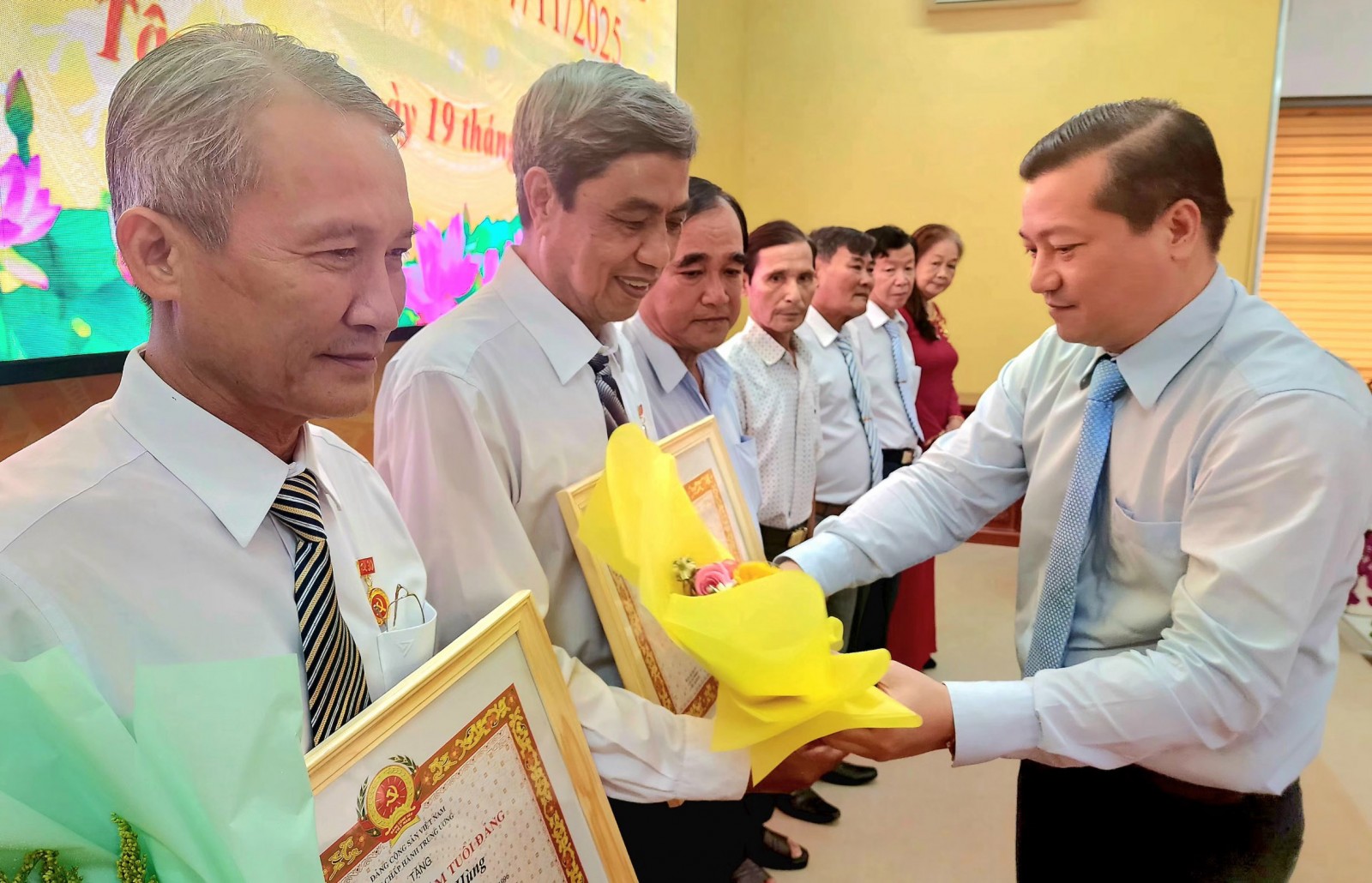 Tân Hiệp trao Huy hiệu Đảng cho 36 đảng viên