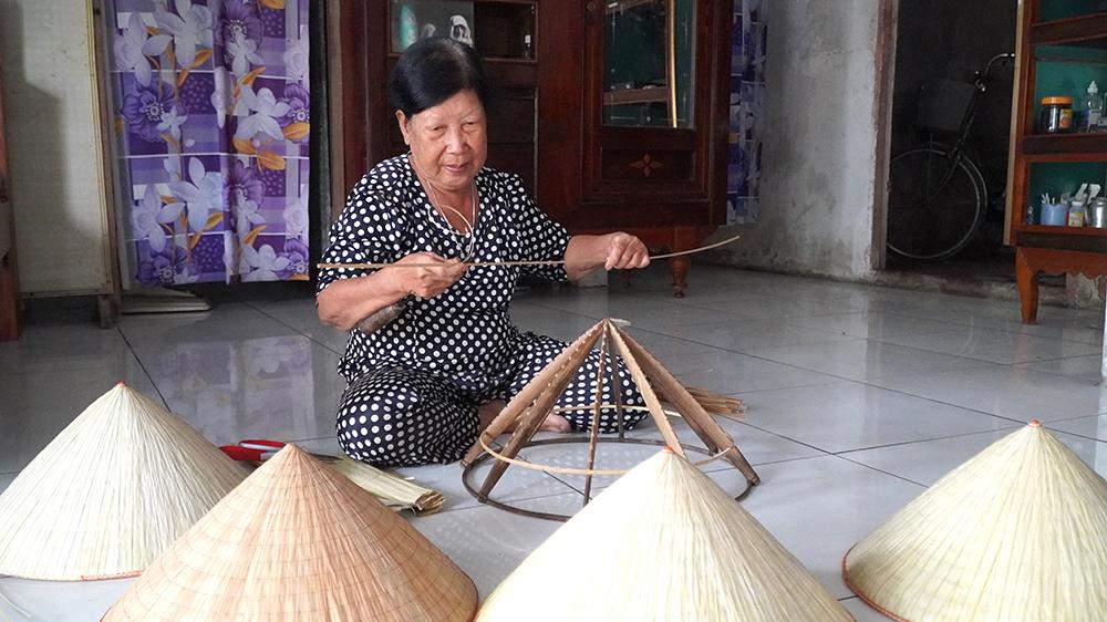 Giữ lửa nghề chằm nón lá ở xã Thạnh Đông