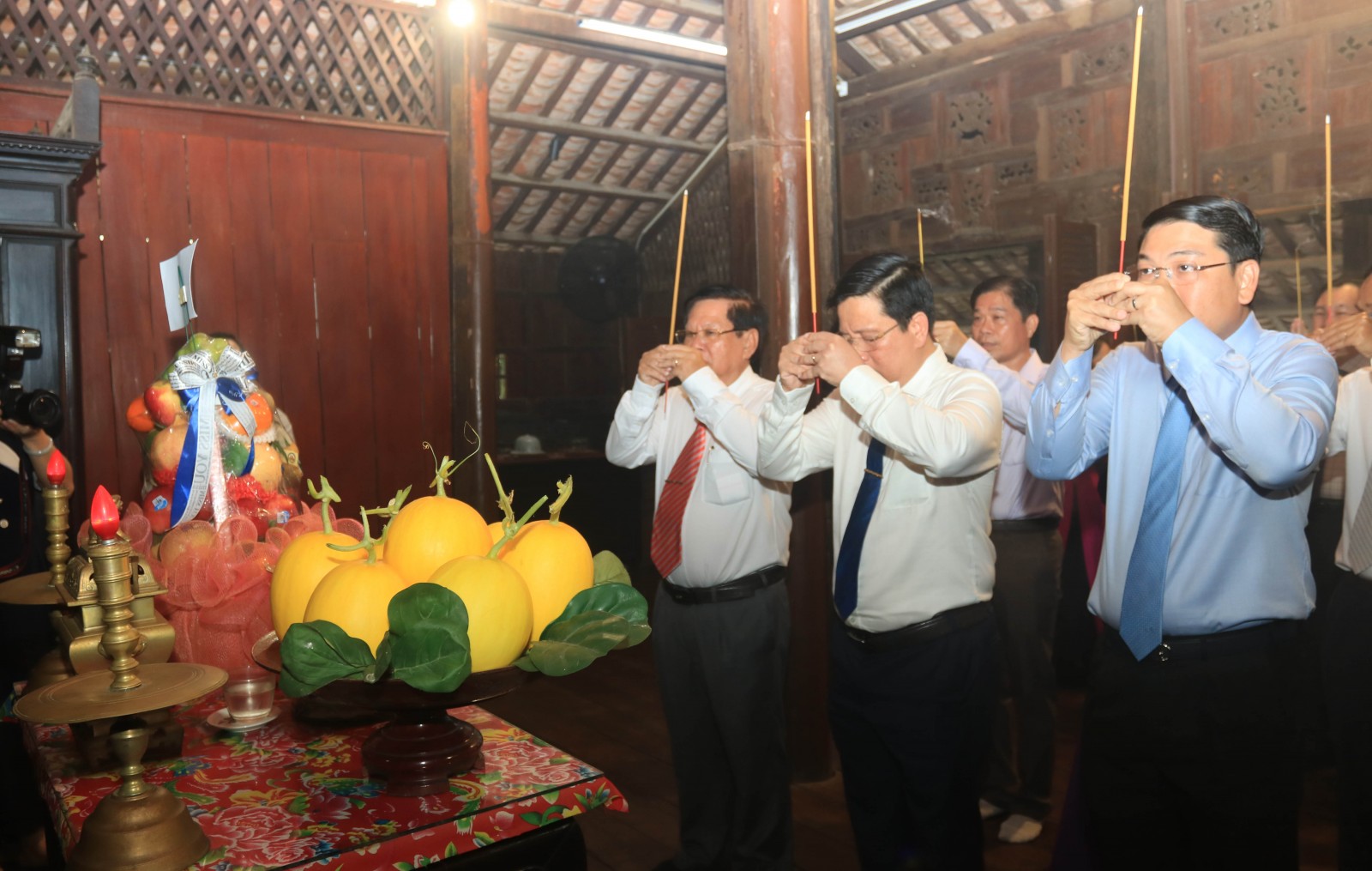 Chủ tịch UBND tỉnh An Giang viếng, dâng hương tại đền thờ Chủ tịch Tôn Đức Thắng Chủ tịch UBND tỉnh An Giang Hồ Văn Mừng cùng đoàn công tác tỉnh, phường Long Xuyên và xã Mỹ Hòa Hưng dâng hương lên bàn thờ tại nhà sàn thời niên thiếu và khu mộ thân sinh Chủ tịch Tôn Đức Thắng