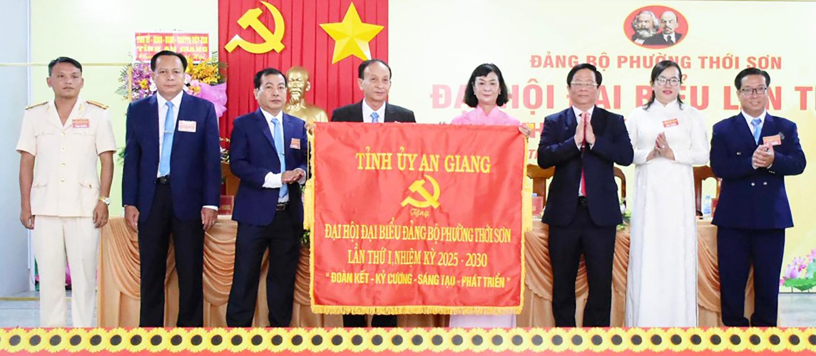 Chủ tịch UBND tỉnh An Giang Hồ Văn Mừng dự Đại hội Đảng bộ phường Thới Sơn