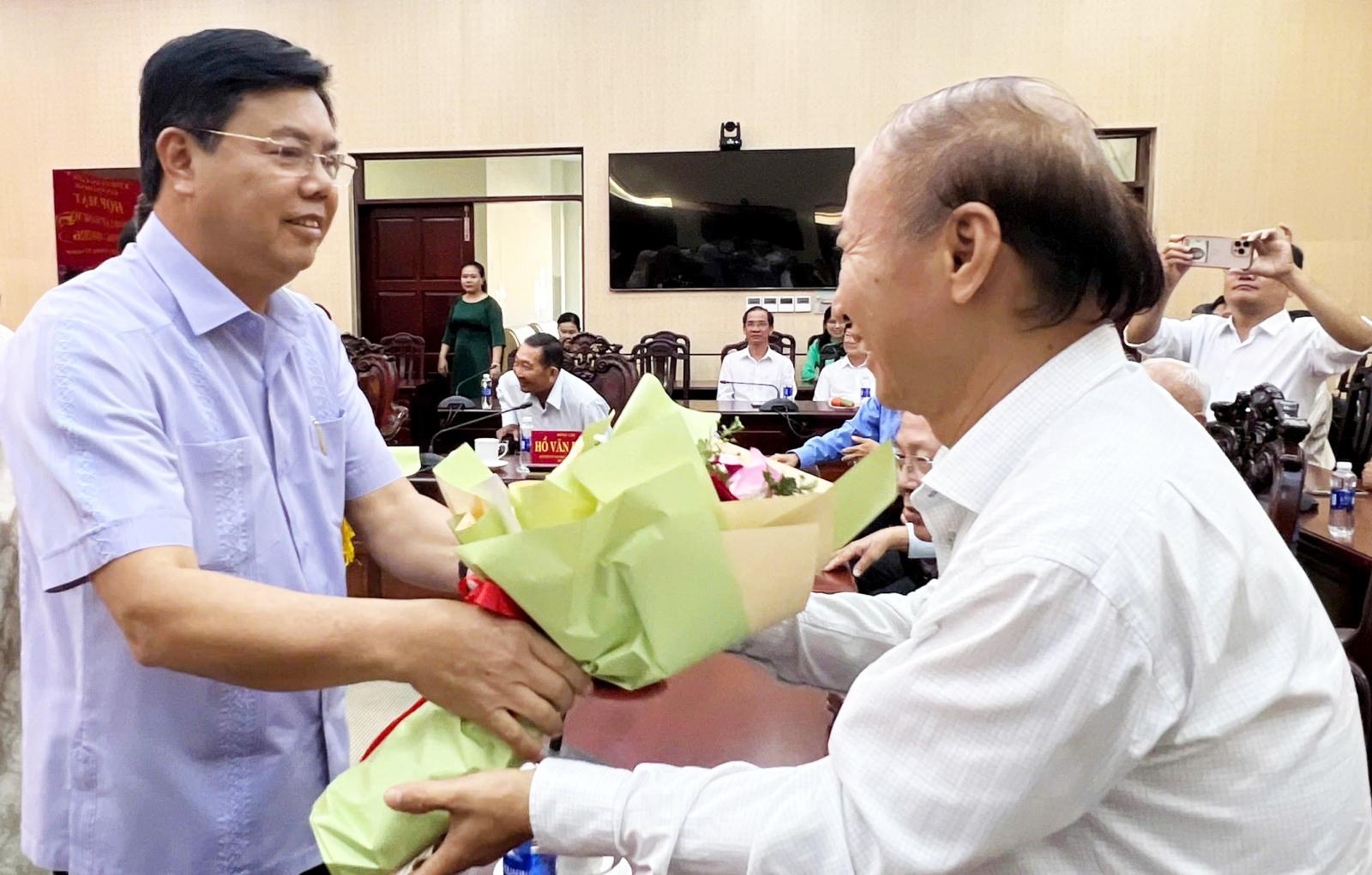 Tặng qu&agrave; cho nguy&ecirc;n c&aacute;n bộ ng&agrave;nh nội ch&iacute;nh