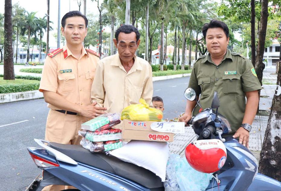 Tuyên truyền pháp luật, tặng quà cho hộ khó khăn, học sinh vượt khó học giỏi phường Hà Tiên