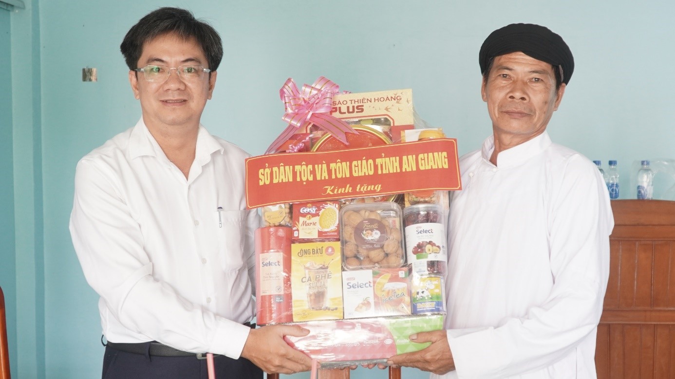 Thăm, tặng quà các cơ sở tôn giáo tại 3 xã, phường