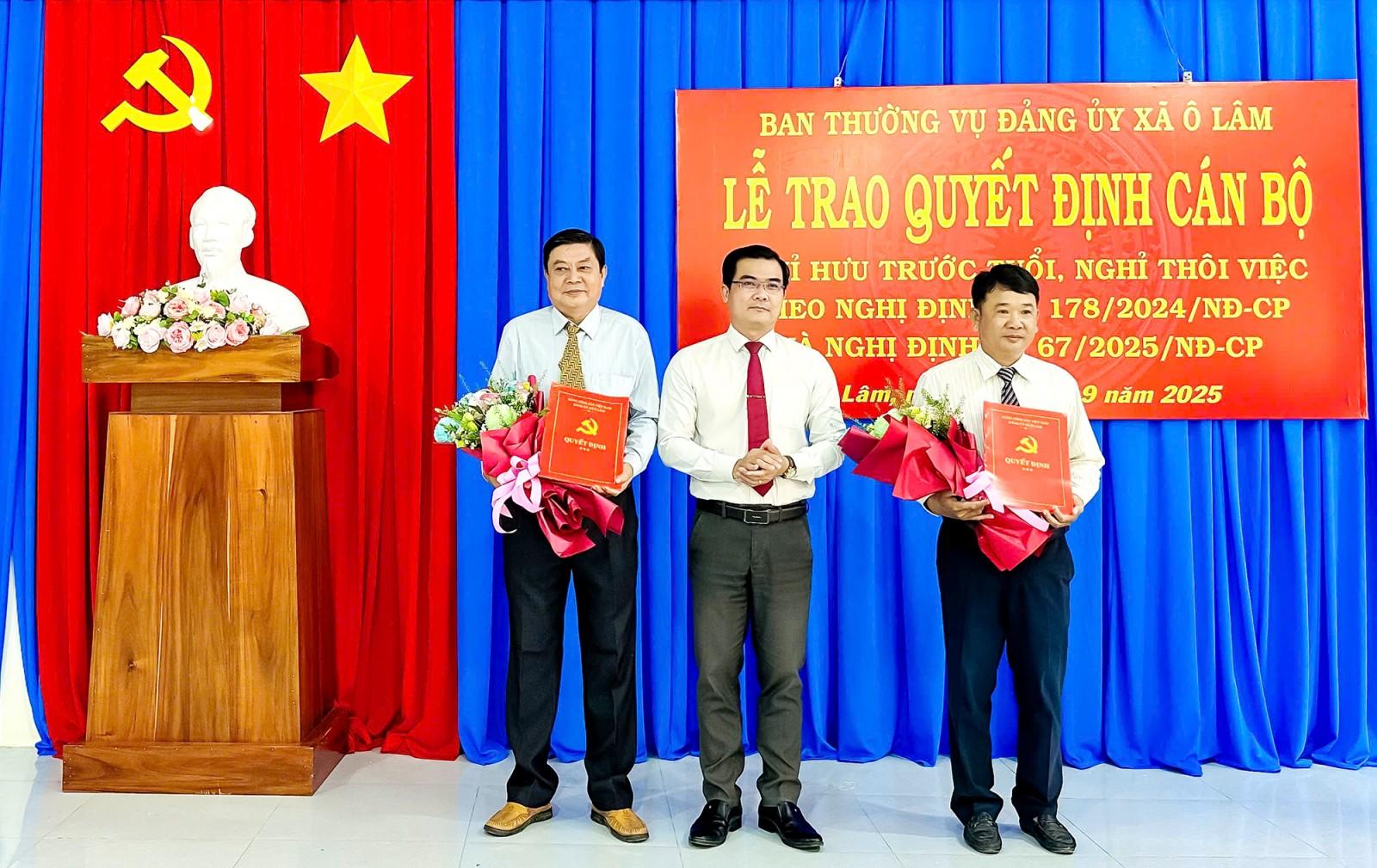 Hai xã Tri Tôn và Ô Lâm trao quyết định về công tác cán bộ
