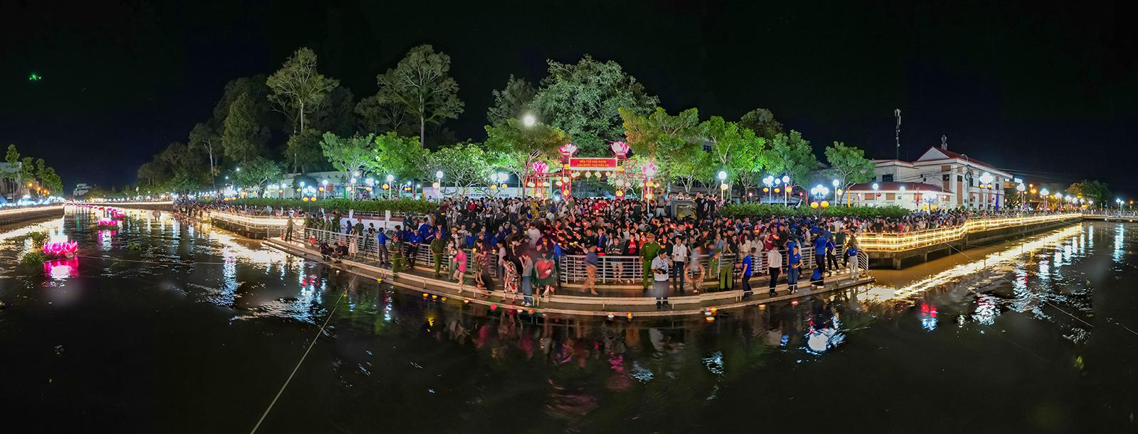 Hàng ngàn hoa đăng lung linh tỏa sáng trên sông Kiên