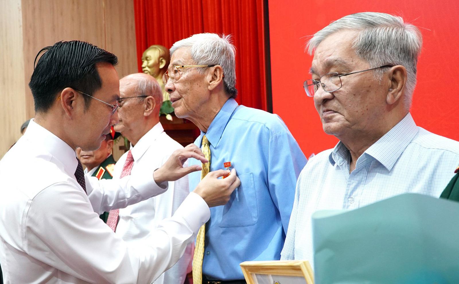 An Giang: Trao Huy hiệu Đảng cho 1.649 đảng viên