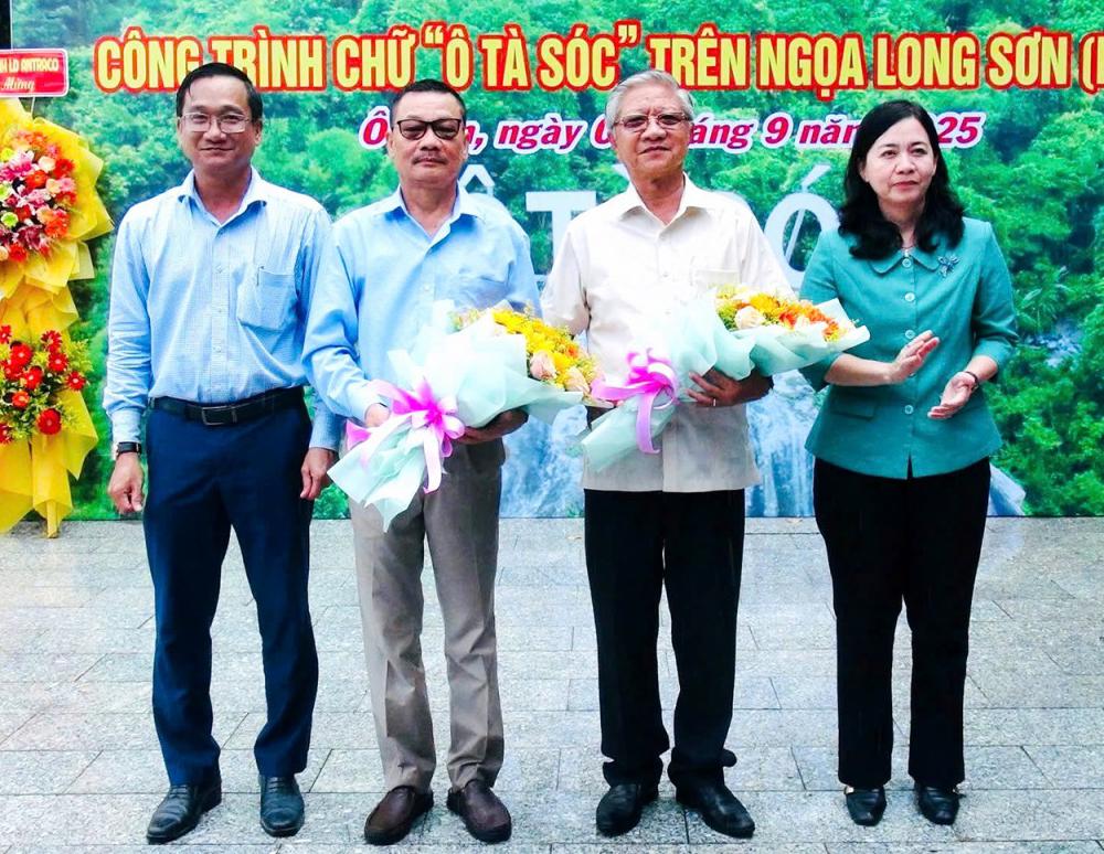 Khánh thành chữ “Ô Tà Sóc” trên Ngọa Long Sơn
