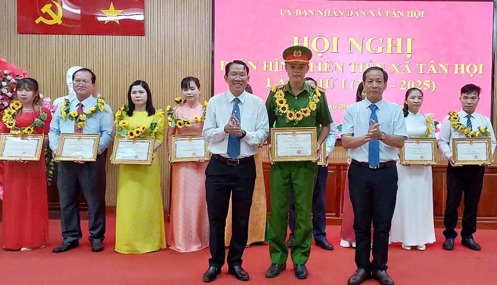 An Giang: Nhiều địa phương Hội nghị tuyên dương điển hình tiên tiến lần thứ I (2025 - 2030)