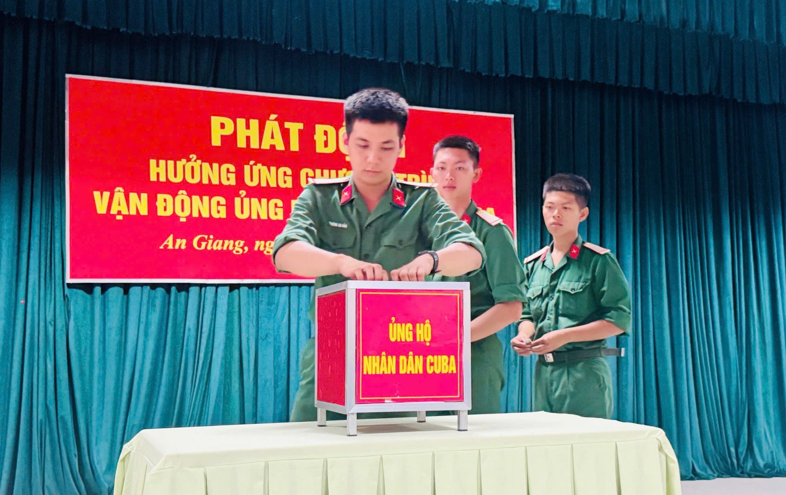 Cán bộ, chiến sĩ Trung đoàn 893 quyên góp ủng hộ Nhân dân Cuba